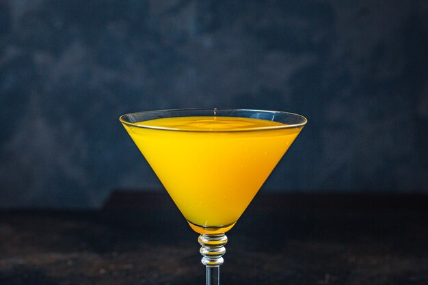 Suco de laranja em um copo alto
