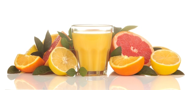 Suco de laranja em um copo com frutas frescas