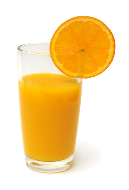 Suco de laranja em um copo e laranjas isoladas no fundo branco