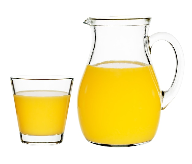 Suco de laranja em um copo e uma garrafa em um fundo branco