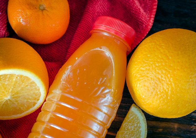 Foto suco de laranja em uma garrafa de plástico