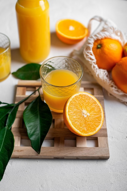 Suco de laranja em uma mesa branca