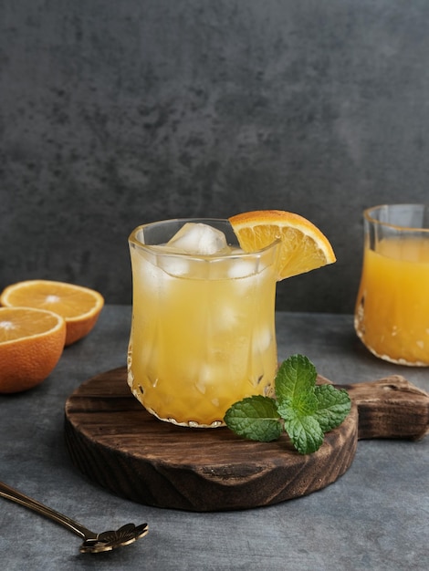 Suco de laranja em vidro com frutas frescas na mesa Foco seletivo e fundo desfocado