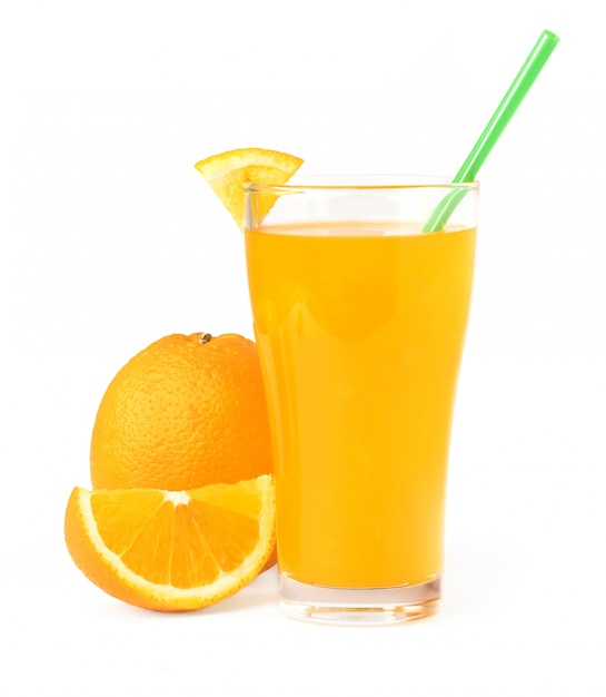 Suco de laranja em vidro com frutas isoladas na superfície branca