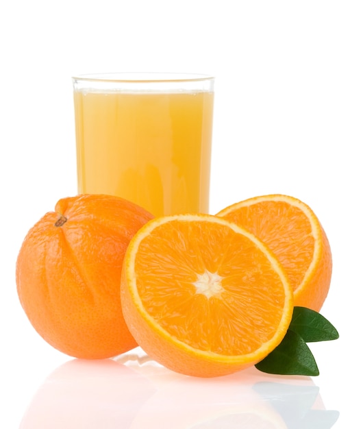 Suco de laranja em vidro e fatias isoladas em fundo branco