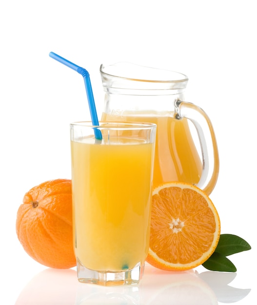 Suco de laranja em vidro e fatias isoladas em fundo branco