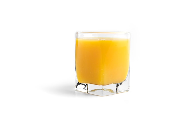 Suco de laranja em vidro isolado no branco.