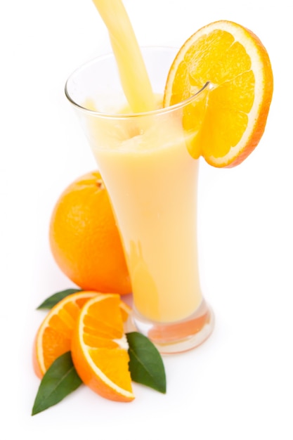 Suco de laranja espirrando em um copo
