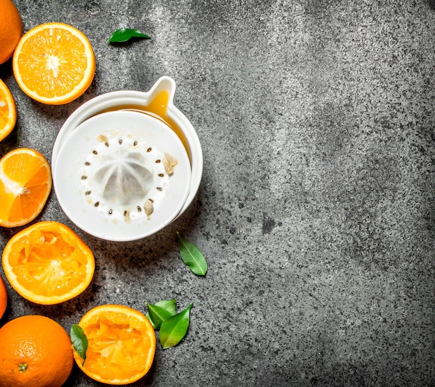 Suco de laranja espremido na hora com pedaços de frutas. Sobre fundo rústico.