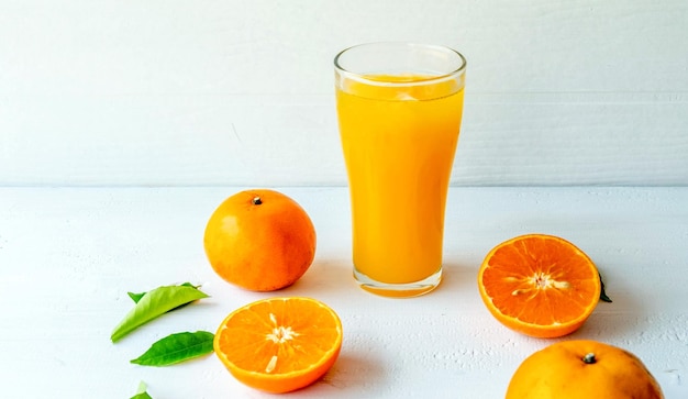 Suco de laranja espremido na hora e frutas de laranja cortadas ao meio