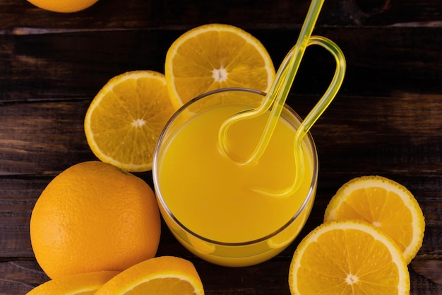 Suco de laranja espremido na hora em um copo com um canudo