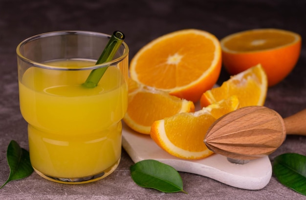 Suco de laranja espremido na hora em um copo