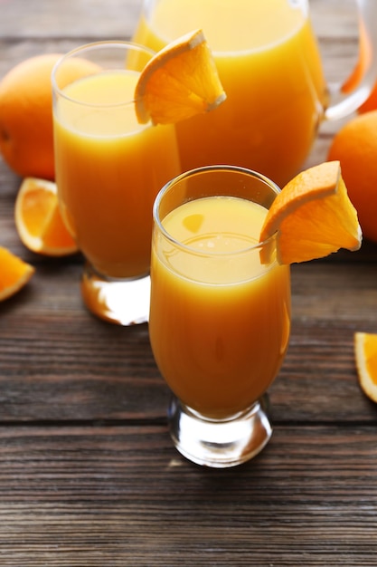 Suco de laranja espremido na hora na mesa de madeira
