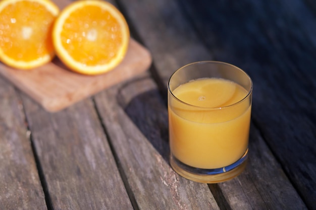 Suco de laranja fresco com café da manhã europeu alaranjado fresco