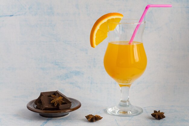 Suco de laranja fresco com chocolate