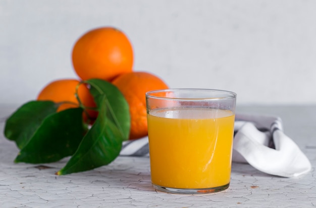 Suco de laranja fresco em copo de vidro