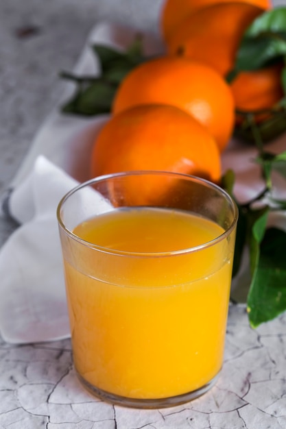 Suco de laranja fresco em copo de vidro