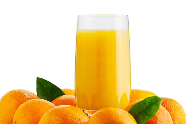 Suco de laranja fresco em frutas de vidro laranja isoladas em design de embalagem de conceito de publicidade branca