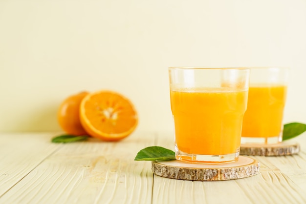 Suco de laranja fresco em fundo de madeira