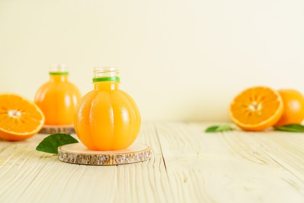 Suco de laranja fresco em fundo de madeira