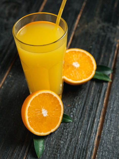 Suco de laranja fresco em fundo de madeira