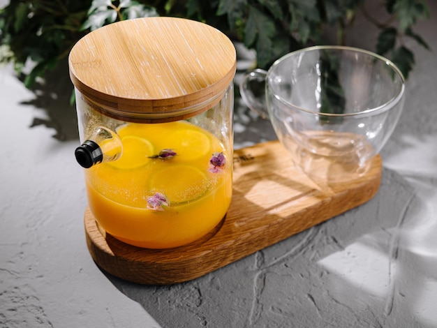 Foto suco de laranja fresco em um dispensador de vidro elegante