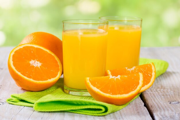 Suco de laranja fresco em um fundo de madeira