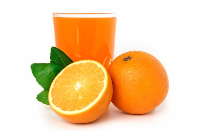 Suco de laranja fresco em vidro ou garrafa com frutas e isolado de frutas fatiadas