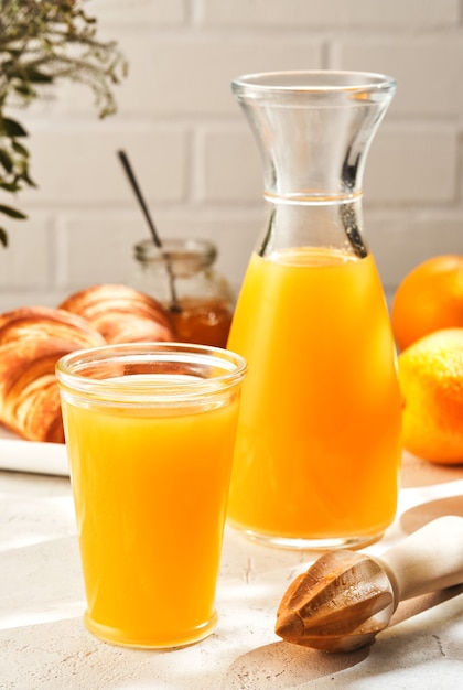 Suco de laranja fresco espremido com frutas frescas.