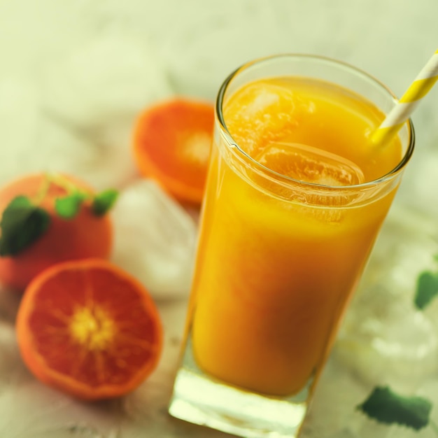 Suco de laranja fresco, menta e gelo no espaço de cópia de vista superior de fundo branco Bebida de coquetel de verão Efeito tonificado