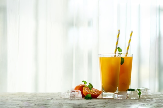 Suco de laranja fresco, menta e gelo no espaço de cópia de vista superior de fundo branco Bebida de coquetel de verão