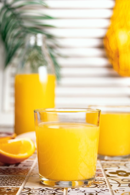 Suco de laranja fresco na mesa com fatias de frutas