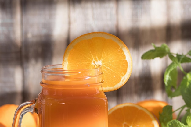 Foto suco de laranja fresco na mesa da cozinha