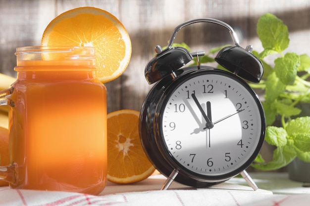 Suco de laranja fresco na mesa da cozinha