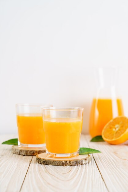 Suco de laranja fresco na mesa de madeira