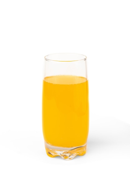 Suco de laranja isolado no branco