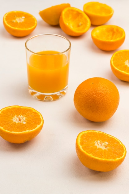 Suco de laranja, laranjas para lanche de dieta saudável.