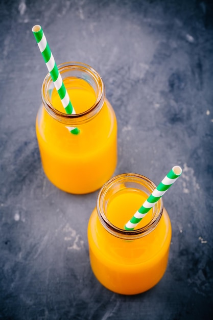 Suco de laranja manga com gelo em copos