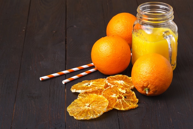 Suco de laranja na jarra de vidro