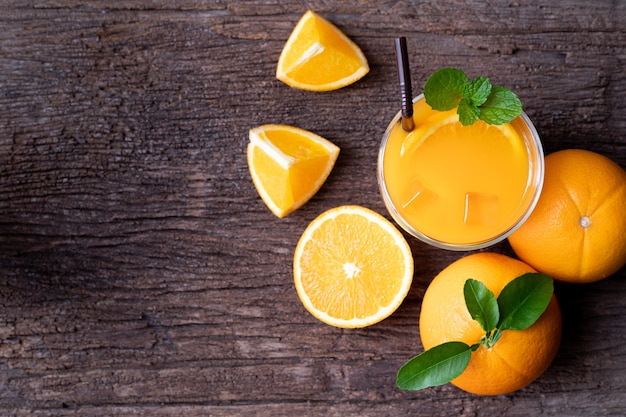 Foto suco de laranja na mesa de madeira, vista da mesa acima.