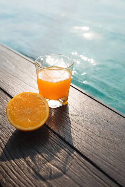 Suco de laranja na piscina