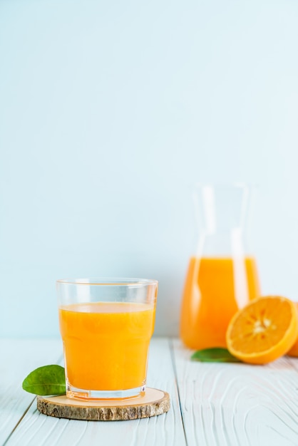 Suco de laranja na superfície de madeira