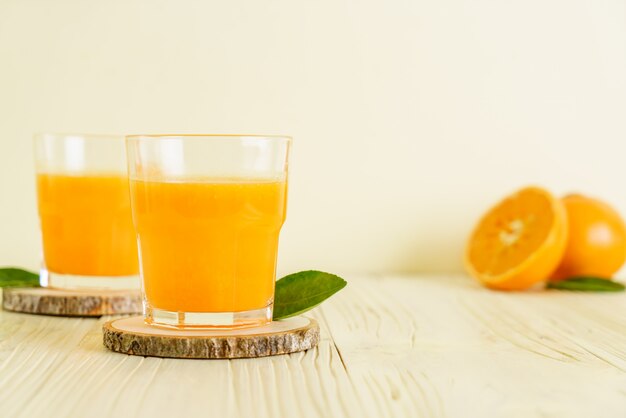 Suco de laranja na superfície de madeira