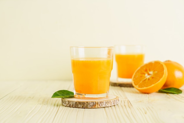 Suco de laranja na superfície de madeira