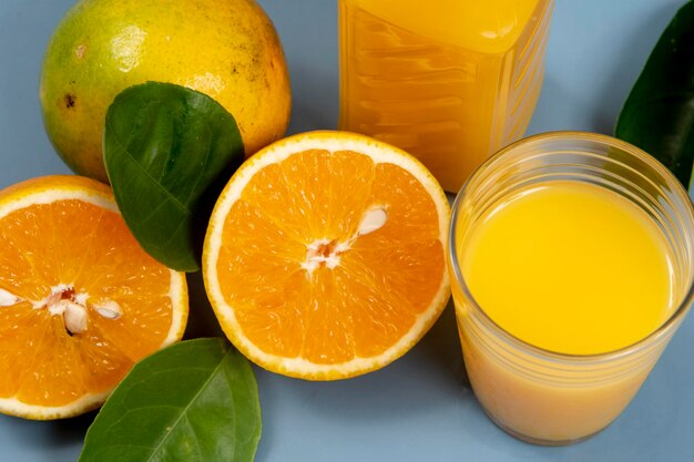Suco de laranja natural no copo com garrafa ao lado