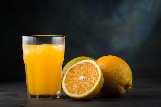Suco de laranja no copo de vidro
