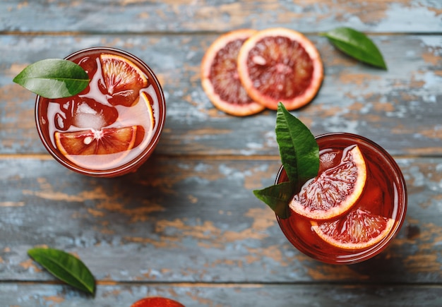 Suco de laranja no sangue com gelo e fatia de laranja