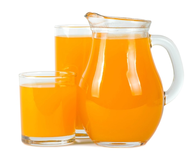 Suco de laranja nos copos e na jarra