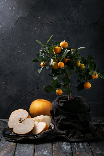 Suco de laranja servido com laranjas