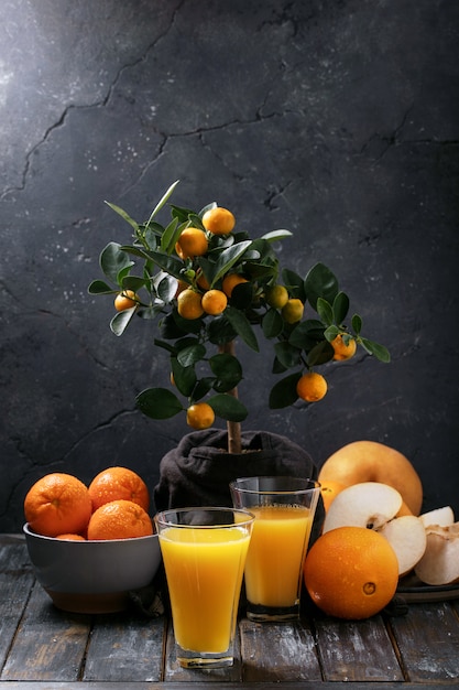 Suco de laranja servido com laranjas